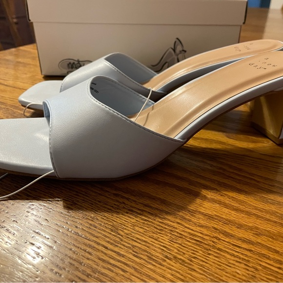 Light blue light on heels shoes - Picture 8 of 12